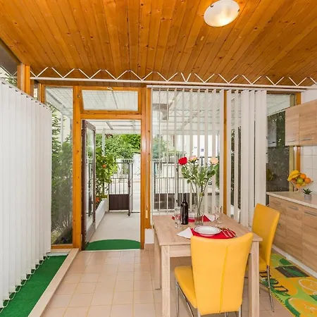 Comfortable Modern With Shaded Patio スプリト