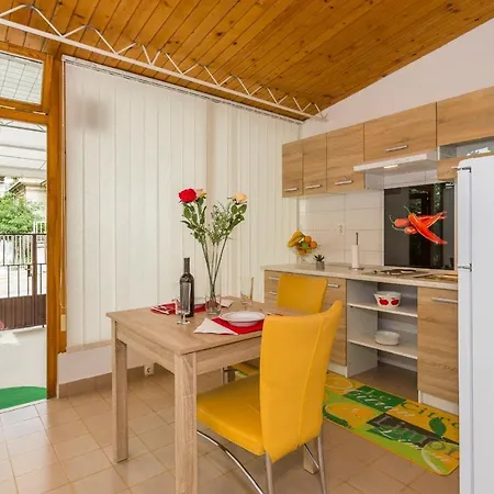 Comfortable Modern With Shaded Patio スプリト