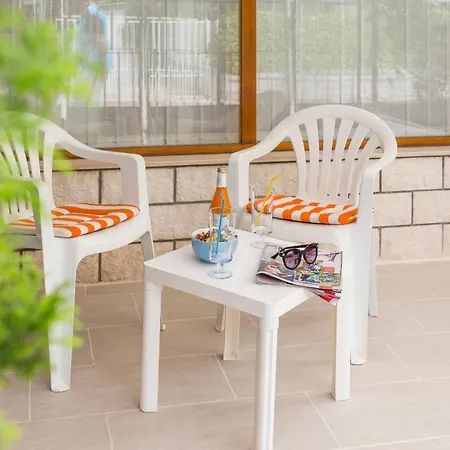 Comfortable Modern With Shaded Patio 公寓