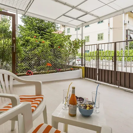 Comfortable Modern With Shaded Patio スプリト