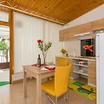 Comfortable Modern With Shaded Patio Split