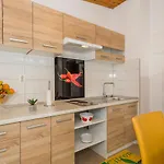 Comfortable Modern With Shaded Patio Apartman *