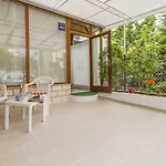 Comfortable Modern With Shaded Patio Apartman Split