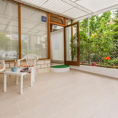 Comfortable Modern With Shaded Patio 아파트 *