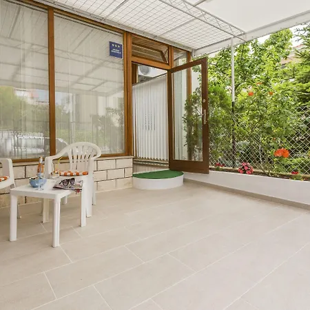 Comfortable Modern With Shaded Patio 아파트 스플리트