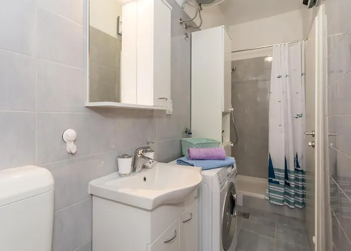 Comfortable Modern With Shaded Patio Apartament