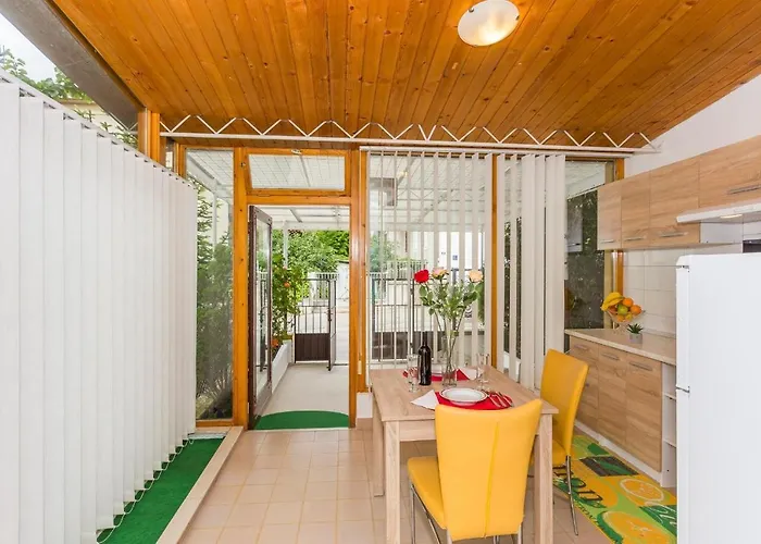 Comfortable Modern With Shaded Patio Split
