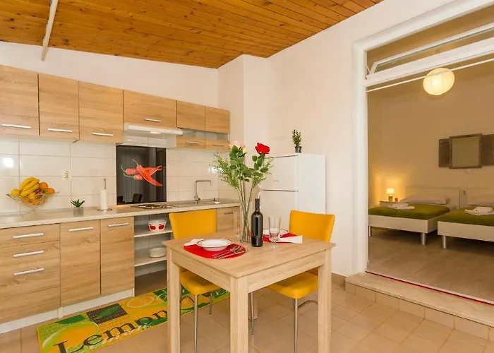 Comfortable Modern With Shaded Patio Apartament *