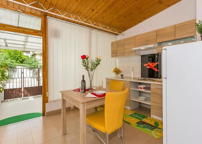 Comfortable Modern With Shaded Patio Split