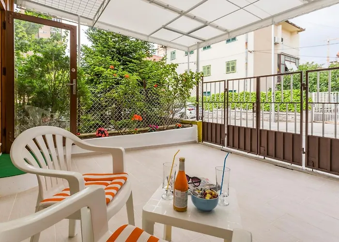 Comfortable Modern With Shaded Patio Apartament *