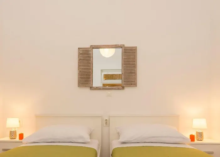 Comfortable Modern With Shaded Patio Apartament *