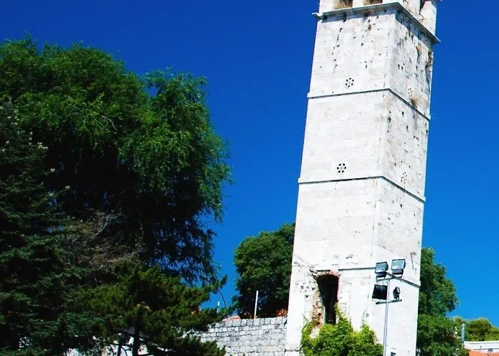 Comfortable Modern With Shaded Patio * Split