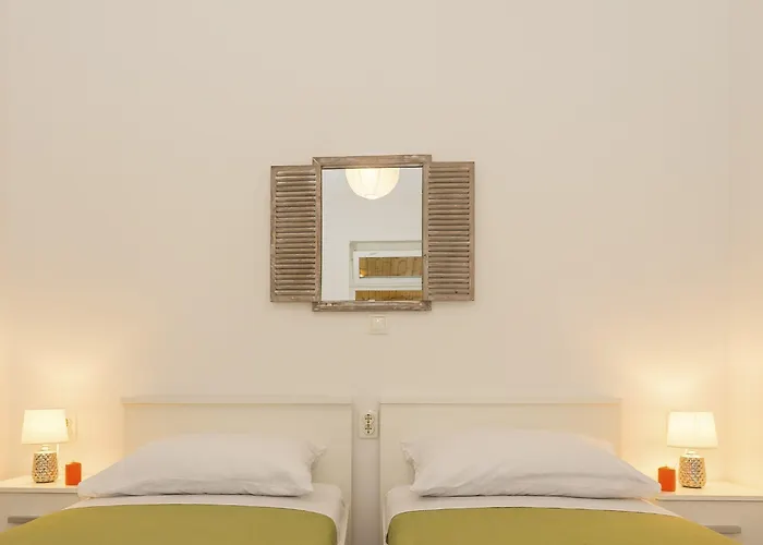 Comfortable Modern With Shaded Patio Apartament