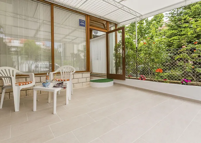 Comfortable Modern With Shaded Patio Apartamento Split