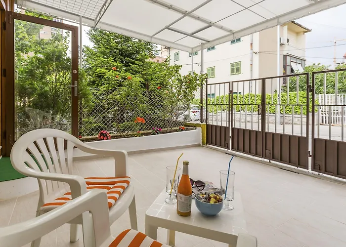 Comfortable Modern With Shaded Patio Split