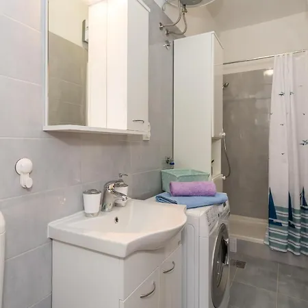 Comfortable Modern With Shaded Patio Appartement