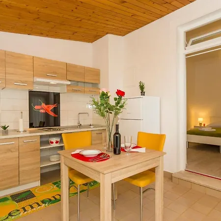 Comfortable Modern With Shaded Patio Apartment *