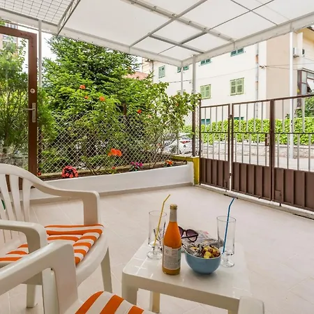 Comfortable Modern With Shaded Patio Apartment *
