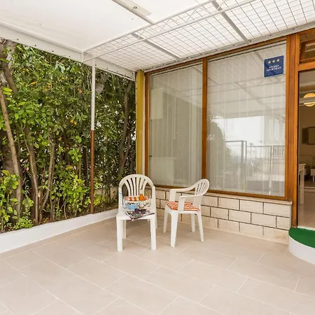 Comfortable Modern With Shaded Patio Apartment Split