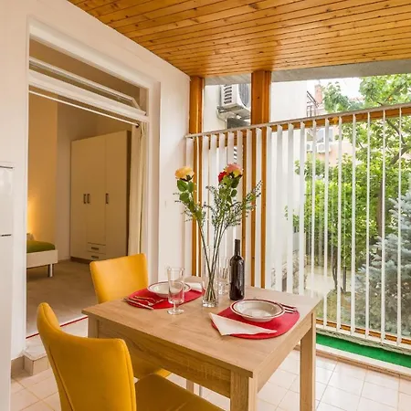 Apartment Comfortable Modern With Shaded Patio