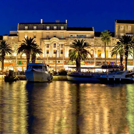 Comfortable Modern With Shaded Patio Appartement Split