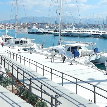 Comfortable Modern With Shaded Patio Lägenhet