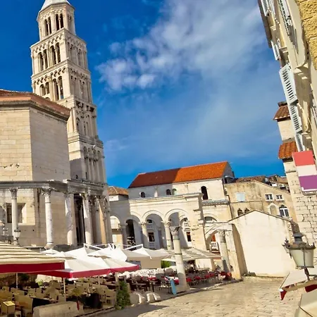 Comfortable Modern With Shaded Patio