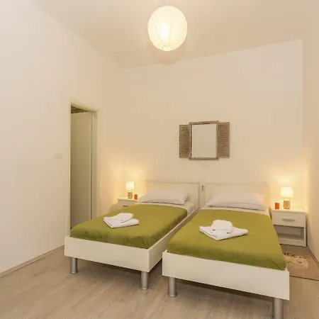 Comfortable Modern With Shaded Patio * Split