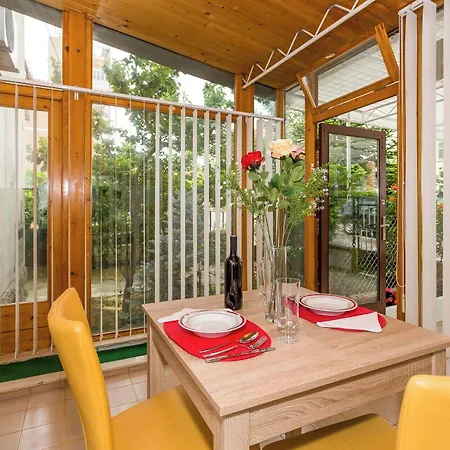 Comfortable Modern With Shaded Patio *