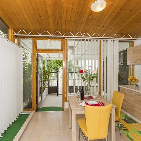 Comfortable Modern With Shaded Patio * Split