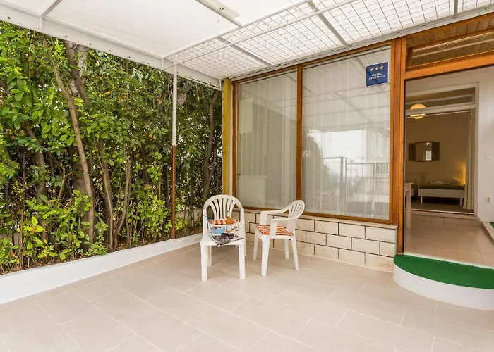 Comfortable Modern With Shaded Patio Apartamento Split