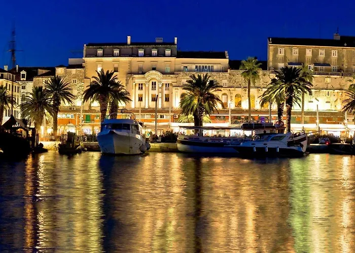 Comfortable Modern With Shaded Patio Apartamento Split