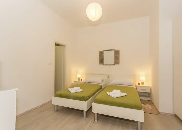 Comfortable Modern With Shaded Patio * Split